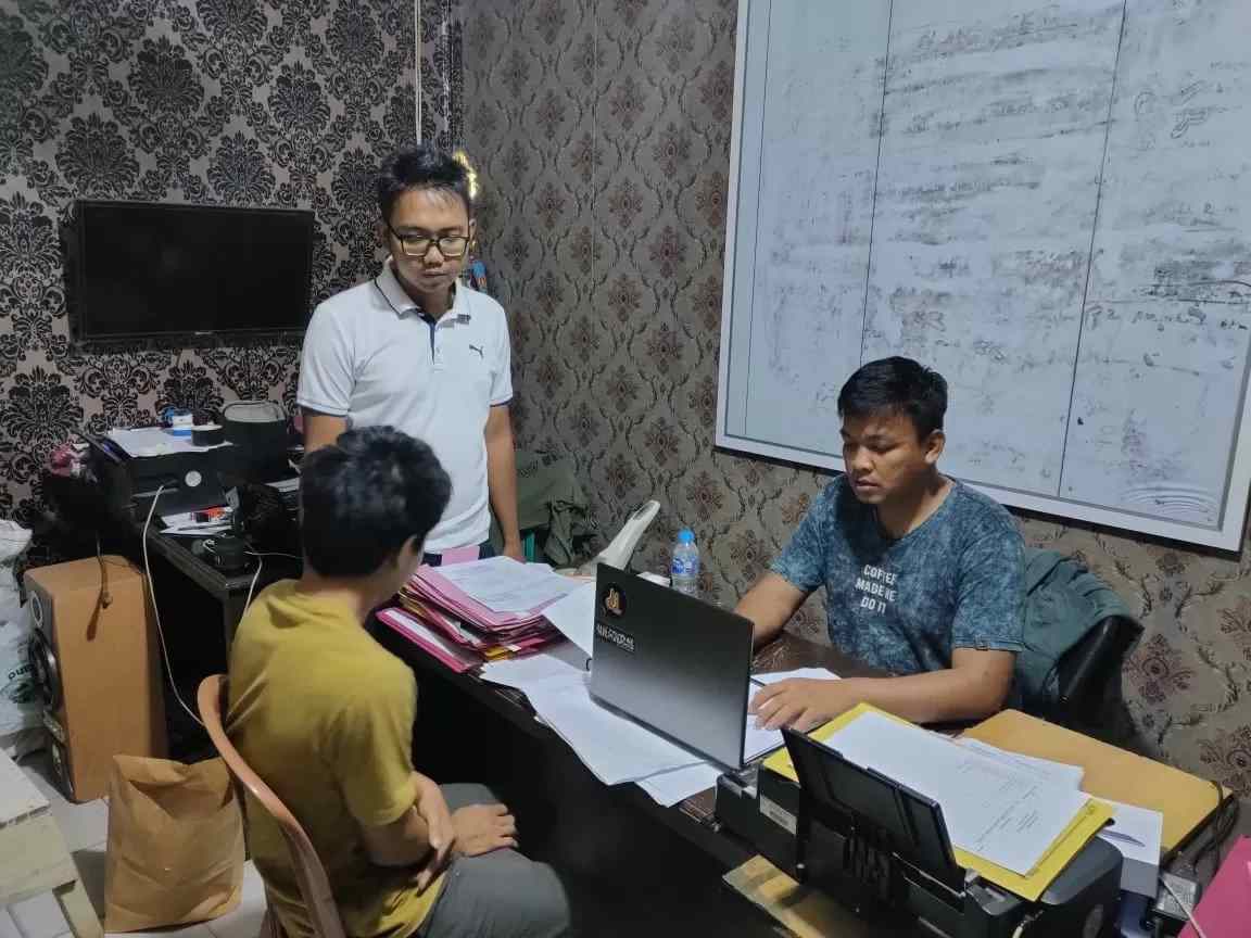 Pelaku atas nama Yudi saat diperiksa kepolisian usai ditangkap dalam kasus pembobolan salah satu toko di Balai Karangan.