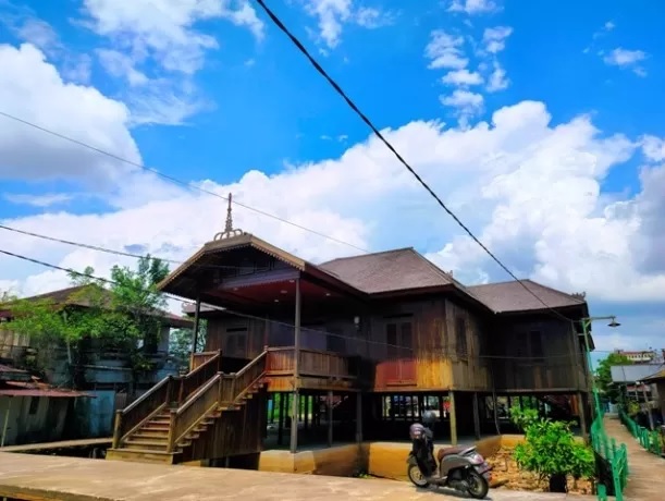 MEGAH: Rumah tua HajahSalmah yang dipugar oleh Pemkot Pontianak menjadi ikon wisata di Kampung Caping, Bansir Laut, Pontianak Tenggara, Kota Pontianak.