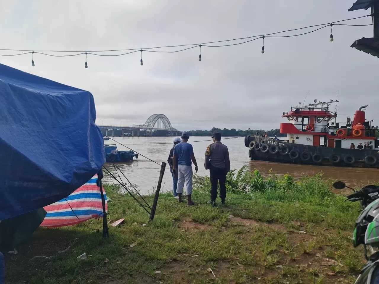 Rabu (13/12) pagi, Tongkang Grand 89 bermuatan cangkang menghantam tiang pengaman Jembatan Pak Kasih di Kecamatan Tayan Hilir, Kabupaten Sanggau. (IST)