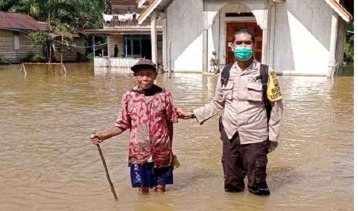 TERENDAM : Banjir merendam sebuah rumah ibadah di Desa Kersik Belantian Kecamatan Jelimpo Kabupaten Landak, Jumat (15/12). (HUMAS POLSEK FOR PONTIANAK POST)