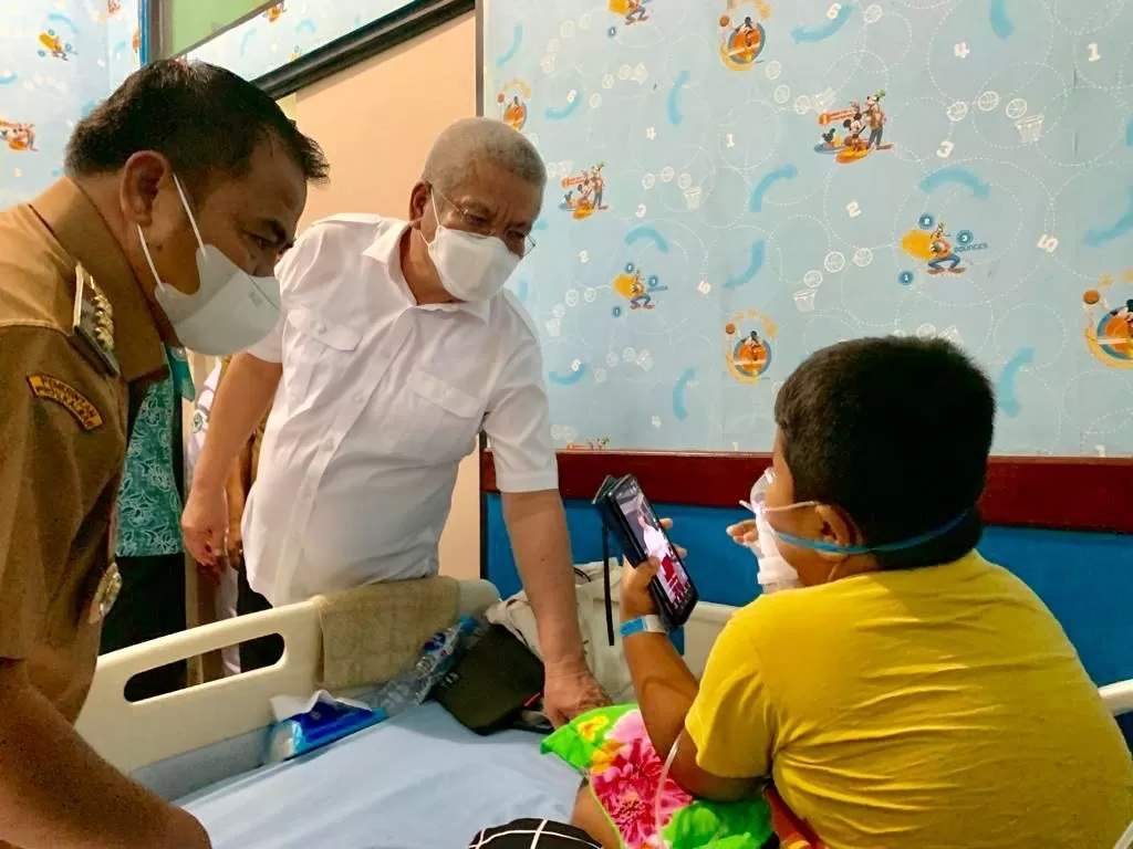 Pj Gubernur Harisson didampingi, Bupati Sekadau Aron, dan Pj Ketua TP-PKK Kalbar Windy Prihastari memberikan bingkisan sekaligus menyemangati pasien anak di RSUD Sekadau, Senin (18/12). (Idil Aqsa Akbary)
