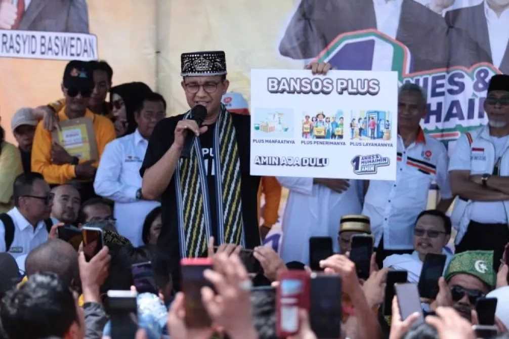 Anies Baswedan menampilkan alat peraga untuk menyampaikan program Bansos Plus di Pontianak, Kalimantan Barat, Selasa (26/12). (Antara/Timnas AMIN).