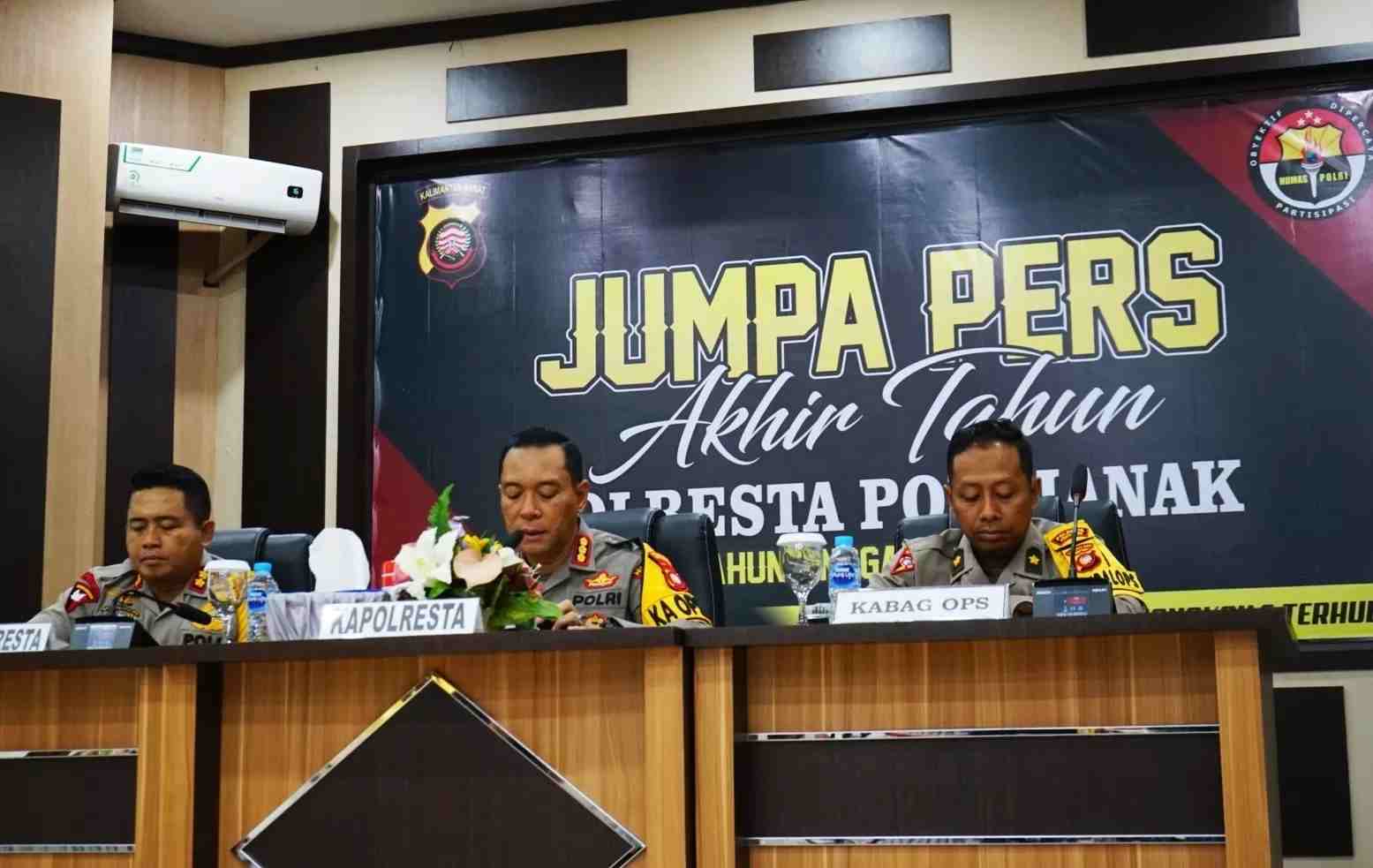 JUMPA PERS: Polresta Pontianak menggelar jumpa pers akhir tahun, Kamis (28/12). Menurut catatan, kasus kejahatan di Kota Pontianak pada 2023 meningkat dibanding tahun sebelumnya. (MEIDY KHADAFI/PONTIANAKPOST)