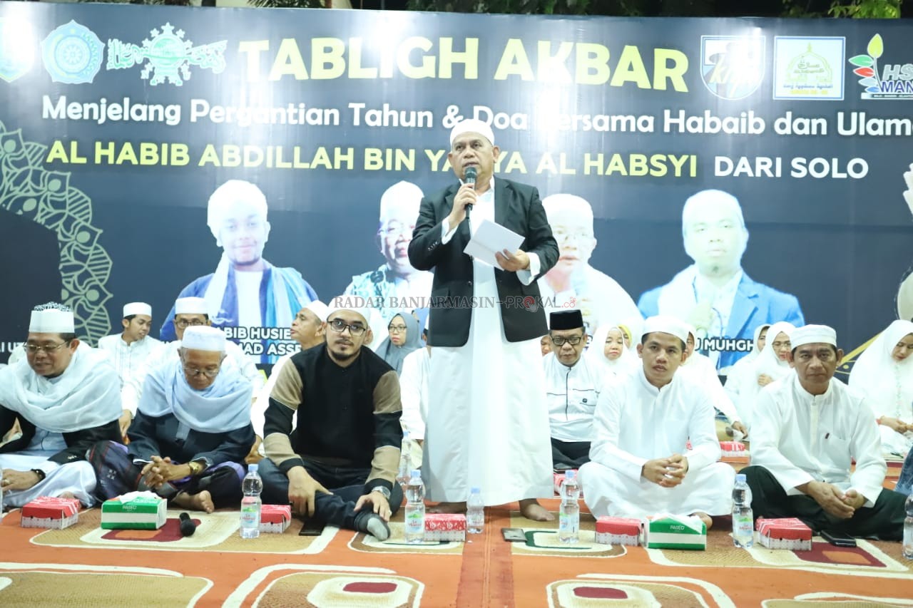 HADIR: Bupati HSU H Abdul Wahid HK saat sambutan dalam gelaran Tabligh Akbar dan doa melepas 2019 dan menyambut 2020 bersama habib dan alim ulama di Bundaran Air Mancur Kota Amuntai Selasa (31/12) malam.  | Foto: Pemkab HSU untuk Radar Banjarmasin