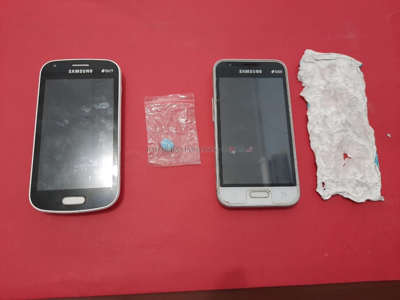 BARANG BUKTI : Dua telpon genggam dan ekstasi barang bukti yang diamankan Satnarkoba Tabalong.