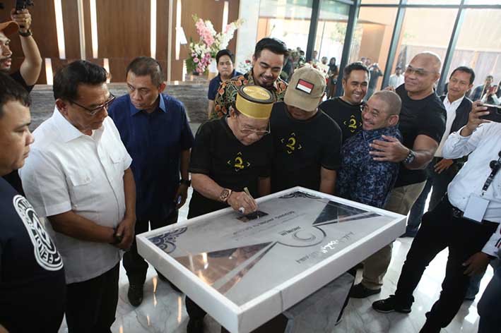 PENANDATANGANAN PRASASTI: H Andi Arsyad, yang juga ayah dari H Syamsuddin Andi Arsyad (H Isam) melakukan penandatanganan prasasti tanda diresmikannya kantor utama Jhonlin Grup, Selasa (31/12), sore. | Foto: Karyono/Radar Banjarmasin