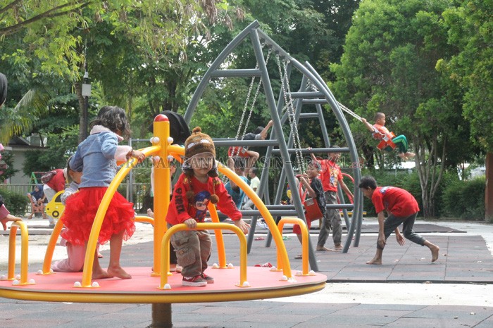 BERMAIN: Wahana Anak di RTH Kamboja ramai diminati warga yang sedang berlibur, kemarin. | FOTO: NOORHIDAYAT/RADAR BANJARMASIN