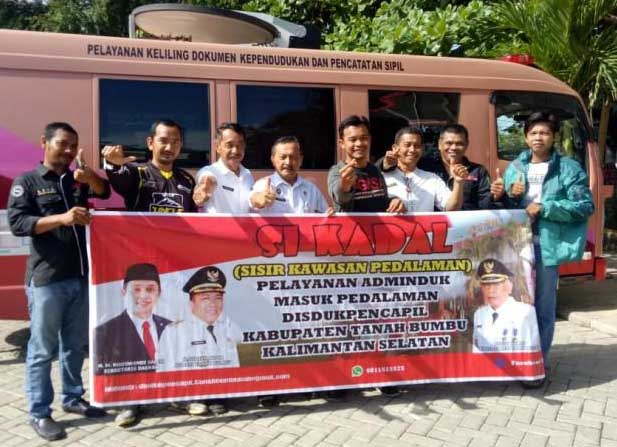 PELAYANAN KELILING: Dinas Kependudukan dan Pencatatan Sipil (Disdukcapil) Tanbu melaksanakan pelayanan keliling di daerah pedalaman di Desa Gunung Raya Kecamatan Mantewe. (Foto Disdukcapil For Radar Banjarmasin).