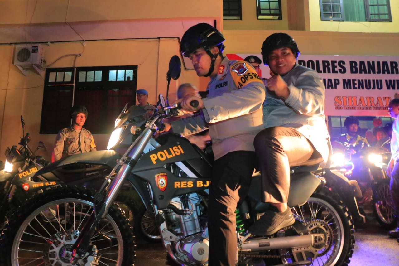 PATROLI: Walikota Banjarbaru H Nadjmi Adhani dan Wakil Walikota Banjarbaru H Darmawan Jaya Setiawan saat ikut melaksanakan patroli malam pergantian tahun bersama jajaran Polres Banjarbaru, TNI dan Kejaksaan Negeri Kota Banjarbaru, Selasa (31/12) tadi. | F