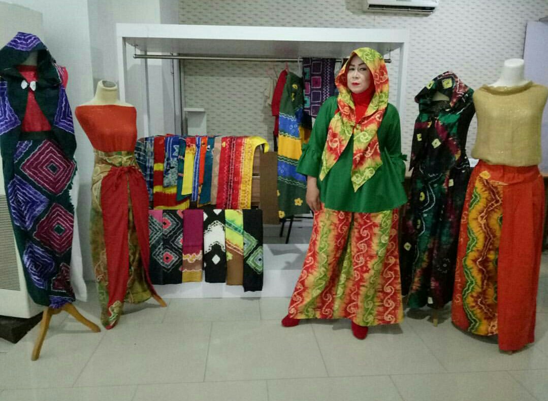 RESAH: Perajin dan pebisnis Sasirangan handmade resah dengan makin maraknya Sasirangan Printing. | FOTO: NISA/RADAR BANJARMASIN