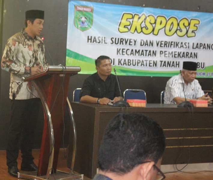 SAMBUTAN l: Sekda Tanbu H Rooswandi Salem menyampaikan sambutan pada ekspose hasil survei dan verifikasi pemekaran Kecamatan di Ruang Rapat Bersujud. (Foto Diskominfo Tanbu For Radar Banjarmasin).