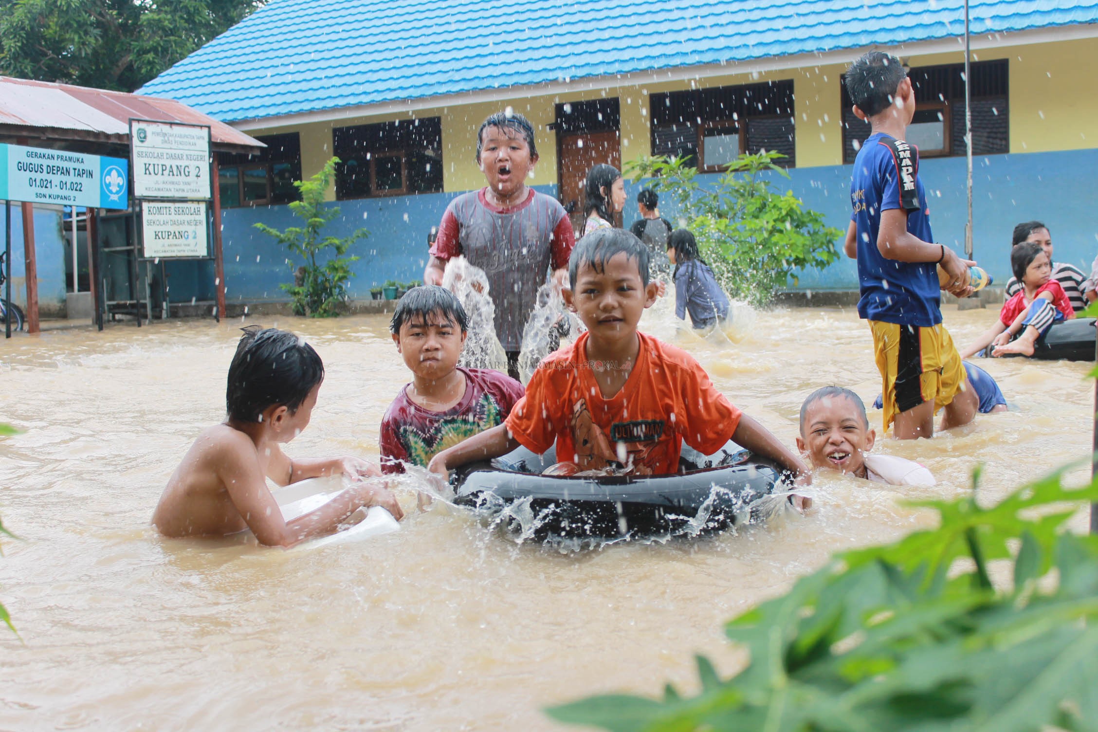 MAIN AIR: Siswa-siswi SDN Kupang 2 Tapin bermain air di hari pertama masuk sekolah setelah libur semester. Pemprov akhirnya menetapkan situasi Kalsel darurat banjir. | Foto: Rasidi Fadli/Radar Banjarmasin