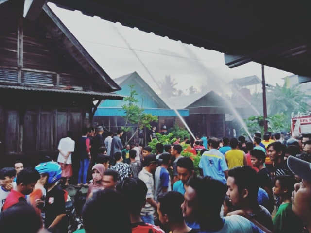 MENJALAR: Proses pemadaman yang dilakukan unit barisan pemadam kebakaran di Desa Sungai Tabukan Kabupaten HSU. | Foto: Polres HSU untuk Radar Banjarmasin