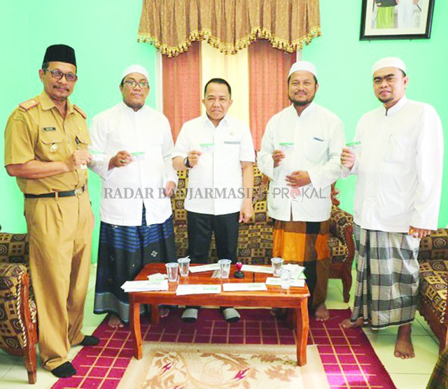 KUNJUNGI PONPES: Bupati Tanbu H Sudian Noor (tengah) melakukan kunjungan ke pondok pesantren (ponpes) Zaadul Muttaqin. | Foto Karyono/Radar Banjarmasin