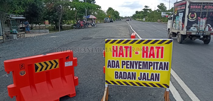 MASIH DIASPAL: Jalan akses menuju Bandara masih dalam tahap pengaspalan.