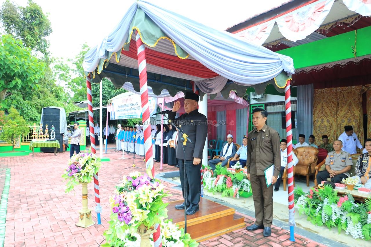 MOMEN: Bupati H Abdul Wahid HK saat jadi pembina upacara di Peringatan HAB ke-74 dihadapan jajaran aparatur Kemenag HSU Jumat (3/1) tadi. | Foto: Pemkab HSU untuk Radar Banjarmasin