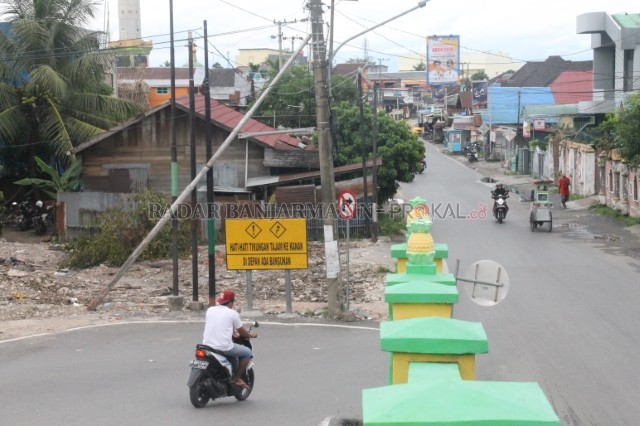 Bangunan ruko yang menghalangi oprit Jembatan Sulawesi sudah rata dengan tanah. Tapi beberapa bangunan lain yang terkena pembebasan guna pelebaran Jalan Masjid Jami masih ada yang belum dirobohkan.