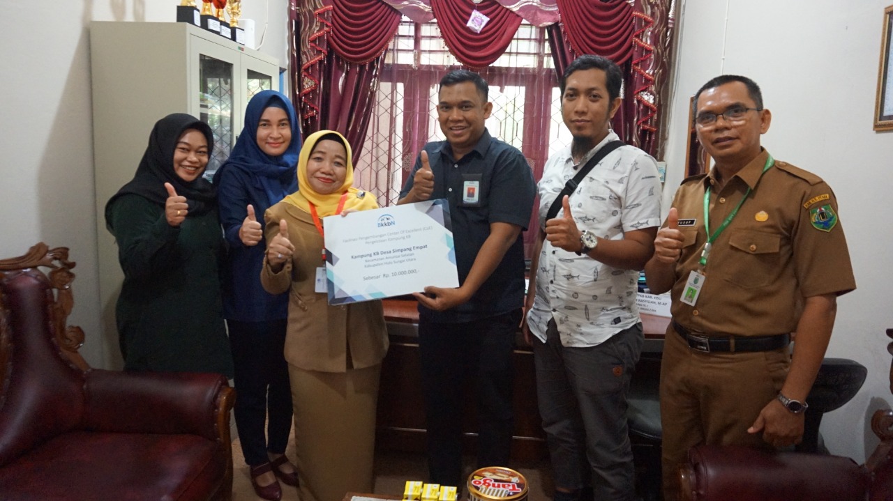 PRESTASI: Kepala DP2KB HSU Hj Anisah Rasyidah Wahid saat menerima penghargaan CoE yang diraih Desa Simpang Empat dari BKKBN Provinsi Kalsel. | Foto: Pemkab HSU untuk Radar Banjarmasin