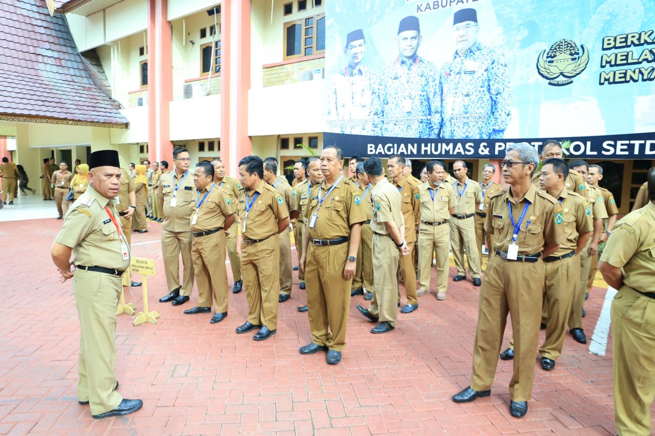 ARAHAN: Bupati H Abdul Wahid HK kiri depan, saat berada di lapangan kantor bupati memimpin apel pagi gabungan ASN Pemkab HSU. (Foto: Pemkab HSU untuk Radar Banjarmasin)