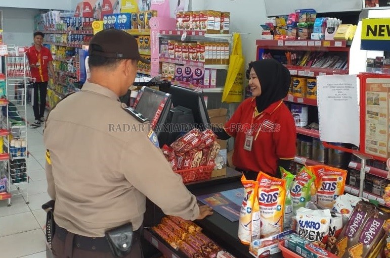 BUKAN BELANJA: Belajar dari kasus perampokan ritel di Jalan Teluk Tiram Darat, polisi kini rajin menyambangi ritel. Salah satunya yang berada di Jalan Jafri Zamzam ini. | FOTO: MAULANA/RADAR BANJARMASIN
