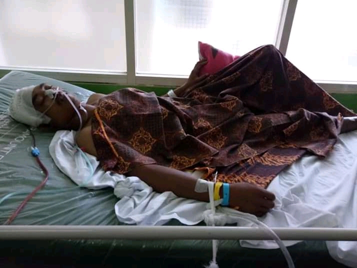 TERBARING LEMAH: Kondisi Sigit, suami Anita, belum stabil. Rencananya akan ada operasi kedua. Tapi biaya operasi pertama saja tak sanggup dibayar keluarga. | FOTO: ANITA FEBRIANI SAFITRI FOR RADAR BANJARMASIN