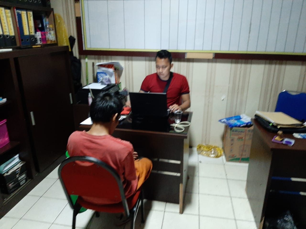 PROSES HUKUM : IR, pelaku penusukan dengan senjata tajam saat diinterogasi petugas aparat Polsek Halong. | FOTO: HUMAS FOR RADAR BANJARMASIN.