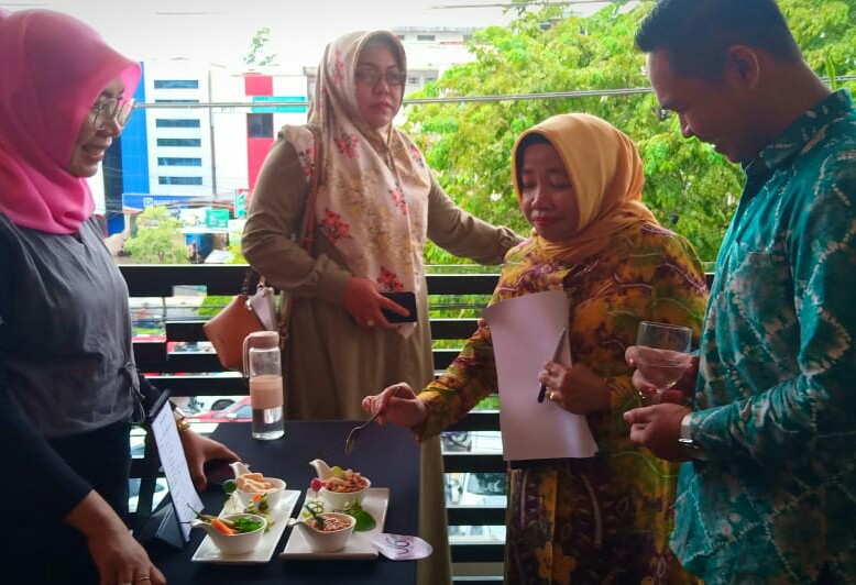 MENILAI: Ketua Dekranasda HSU Hj Anisah Rasyidah Wahid (sasirangan kuning) mendampingi Chef Agus Sasirangan memantau racikan sambel lomba peserta. | Foto: Pemkab HSU untuk Radar Banjarmasin