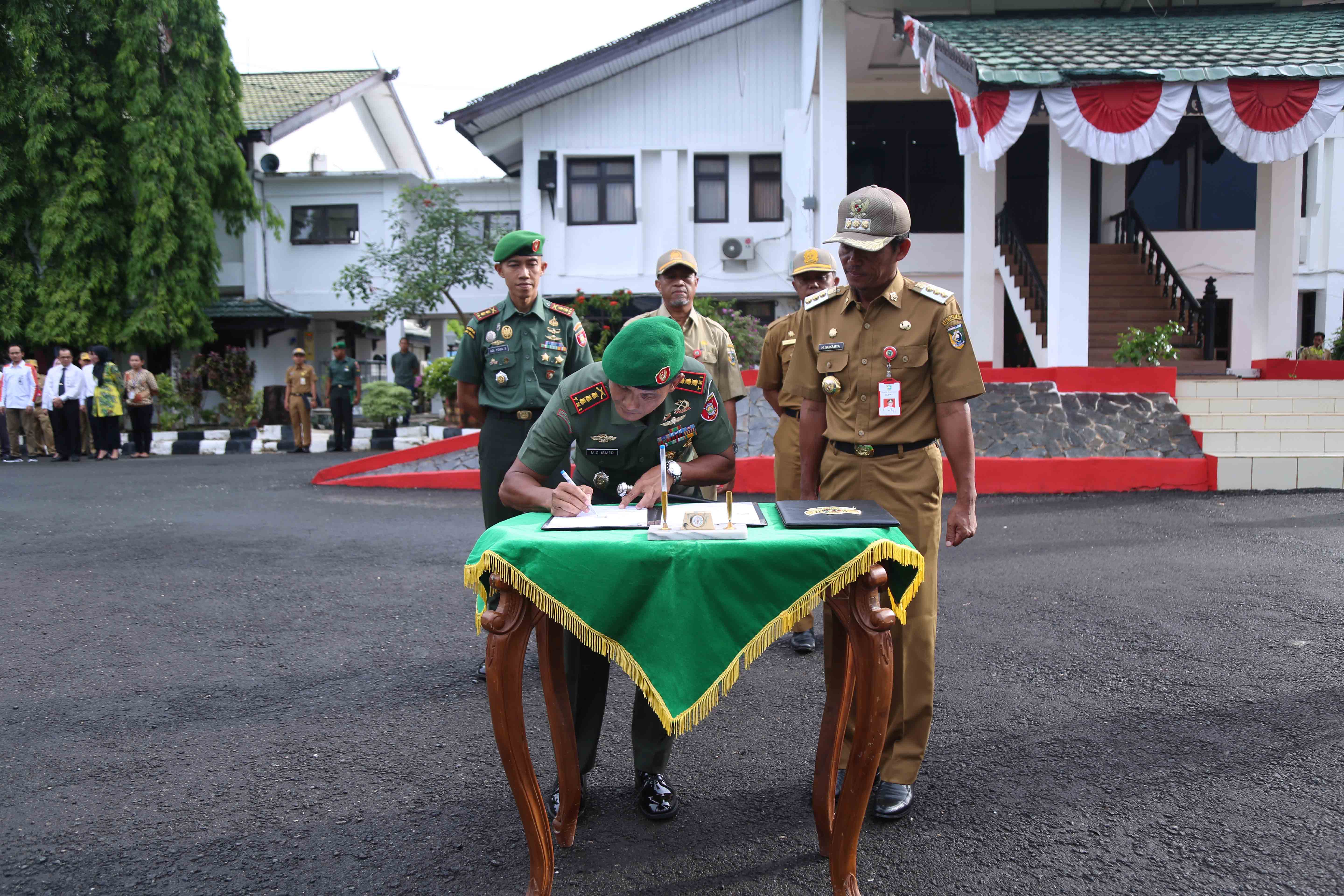 PENANDATANGANAN: Danrem 101/Ant Kolonel Syech Ismed dan Bupati Tala Sukamta melakukan penandatanganan hibah bangunan dari Pemkab Tala.