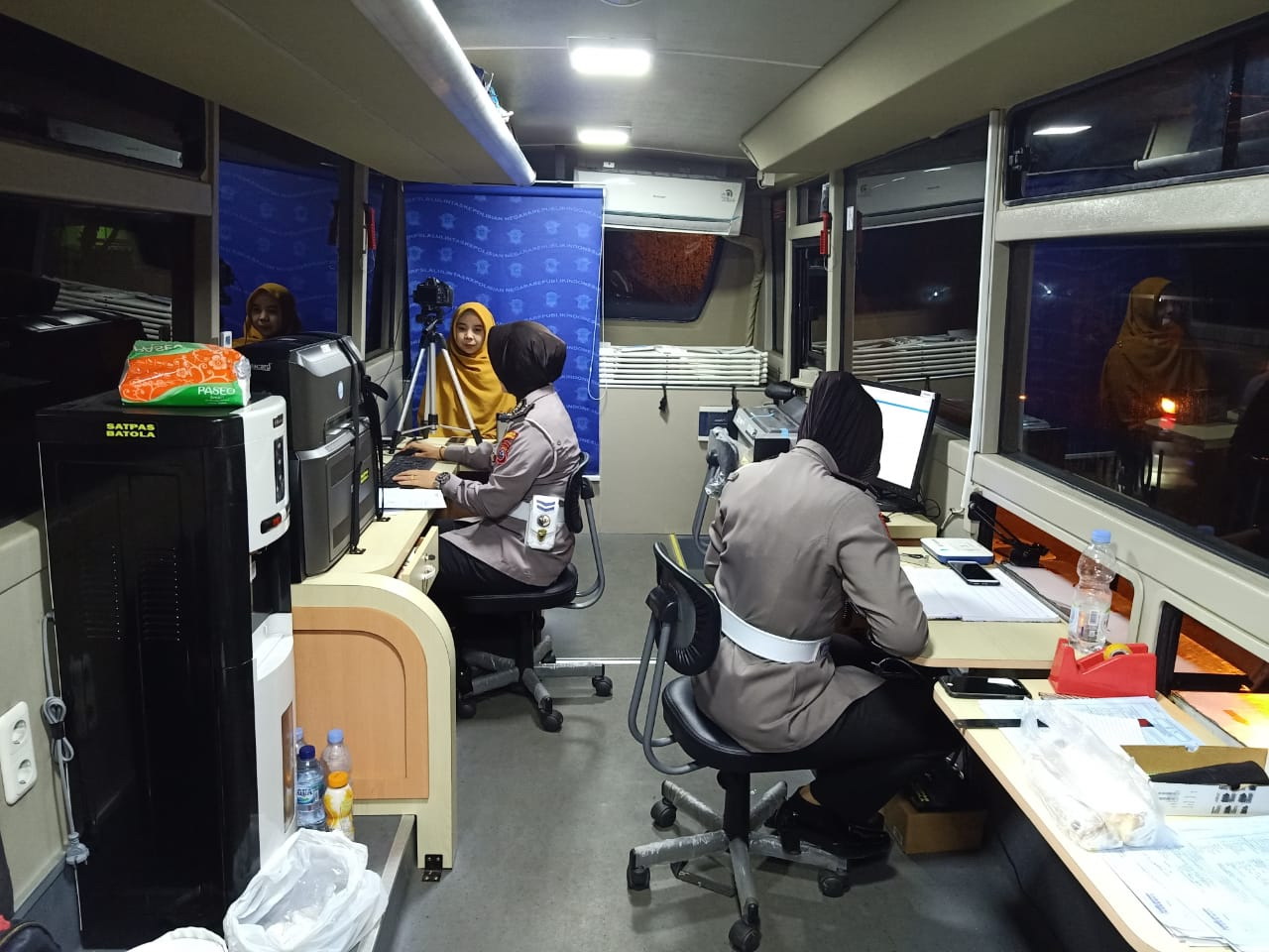 LEBIH MUDAH: Sembari menyaksikan Batola Expo, pengunjung bisa melakukan perpanjangan SIM di samping tribun Lapangan 5 Desember Marabahan. | Foto: Ahmad Mubarak/ Radar Banjarmasin