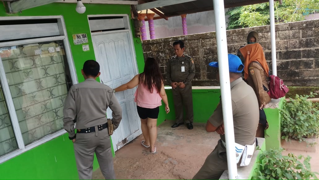SIDAK PSK: Petugas Satpol PP Banjarbaru mengecek beberapa bangunan sekaligus penghuninya di kawasan eks lokalisasi Pembatuan, Selasa (7/1) pagi. | Foto: Satpol PP Banjarbaru for Radar Banjarmasin