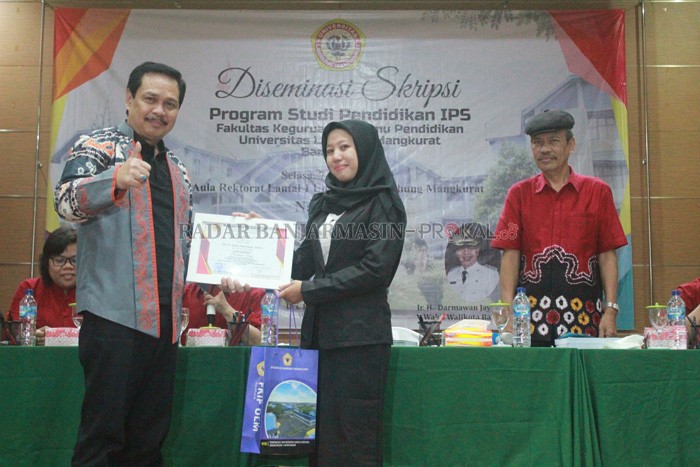BIOGRAFI: Wakil Gubernur Kalsel Rudy Resnawan bersama Sri Wahyuni, seusai diseminasi skripsi terbuka di aula rektorat, kemarin. | FOTO: JAMALUDDIN/RADAR BANJARMASIN