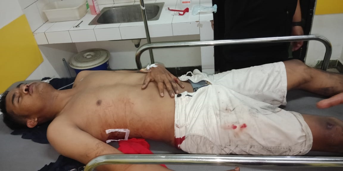 BERDARAH: Wahyu harus mendapat penanganan medis di Rumah Sakit Ulin. Rusuknya ditikam pelaku tak dikenal.