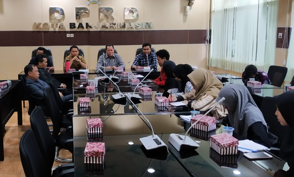 DISKUSI, BUKAN DEMONSTRASI: Pengurus Ikmaban yang baru berdiskusi dengan wakil rakyat di Gedung DPRD Banjarmasin.