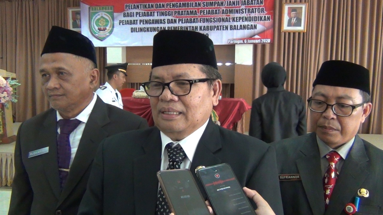 KONPERS : Bupati Balangan Ansharuddin (tengah) saat menjelaskan terkait sistem tunjangan kinerja bagi para aparatur sipil negara lingkup Pemkab Balangan. : FOTO WAHYUDI RADR BANJARMASIN.