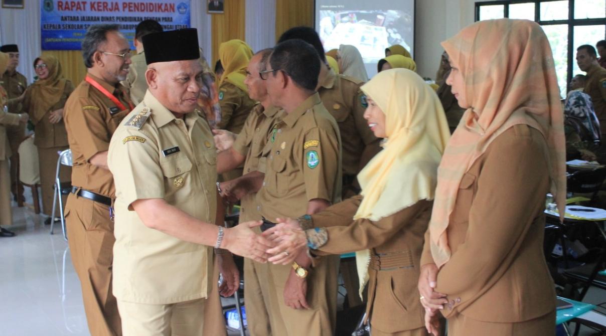 RAMAH: Bupati HSU H Abdul Wahid HK saat disambut hangat jajaran Dinas Pendidikan saat hadir dalam Rapat Kerja (Raker) di Aula Disdik Selasa (7/1). | Foto: Pemkab HSU untuk Radar Banjarmasin