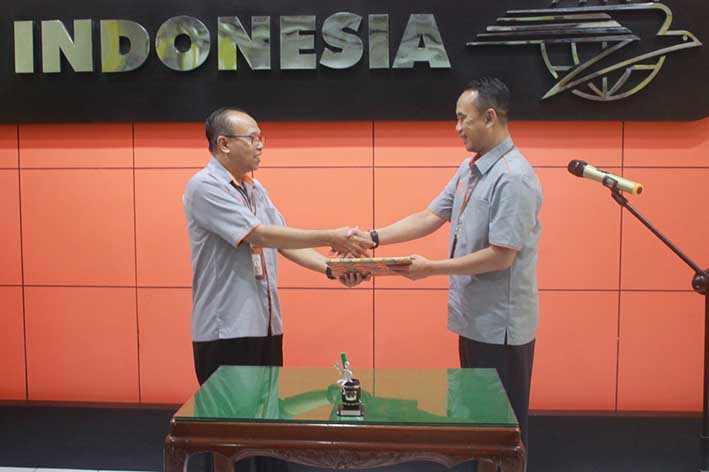 BERGANTI PIMPINAN: Kemarin dalam acara Sertijab, Agus Budi Satrio (kiri) yang sebelumnya menjabat sebagai Kepala PT Pos Indonesia Regional IX Kalimantan berjabat tangan dengan Akhmad Taufik (kanan) yang akan menggantikan posisinya. | Foto: Pos Indonesia f