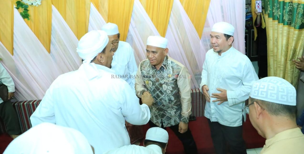 MEMULIAKAN ULAMA: Bupati HSU H Abdul Wahid HK saat bersalaman tangan dengan Al Habib Hasyim bin Muhammad bin Sholeh saat hadir dalam kegiatan Haul Syekh Abdul Qadir Jaelani dan Peletakan Batu Pertama Pembangunan Musala Ponpes Kasypul Anwar Kamis (9/1) pag