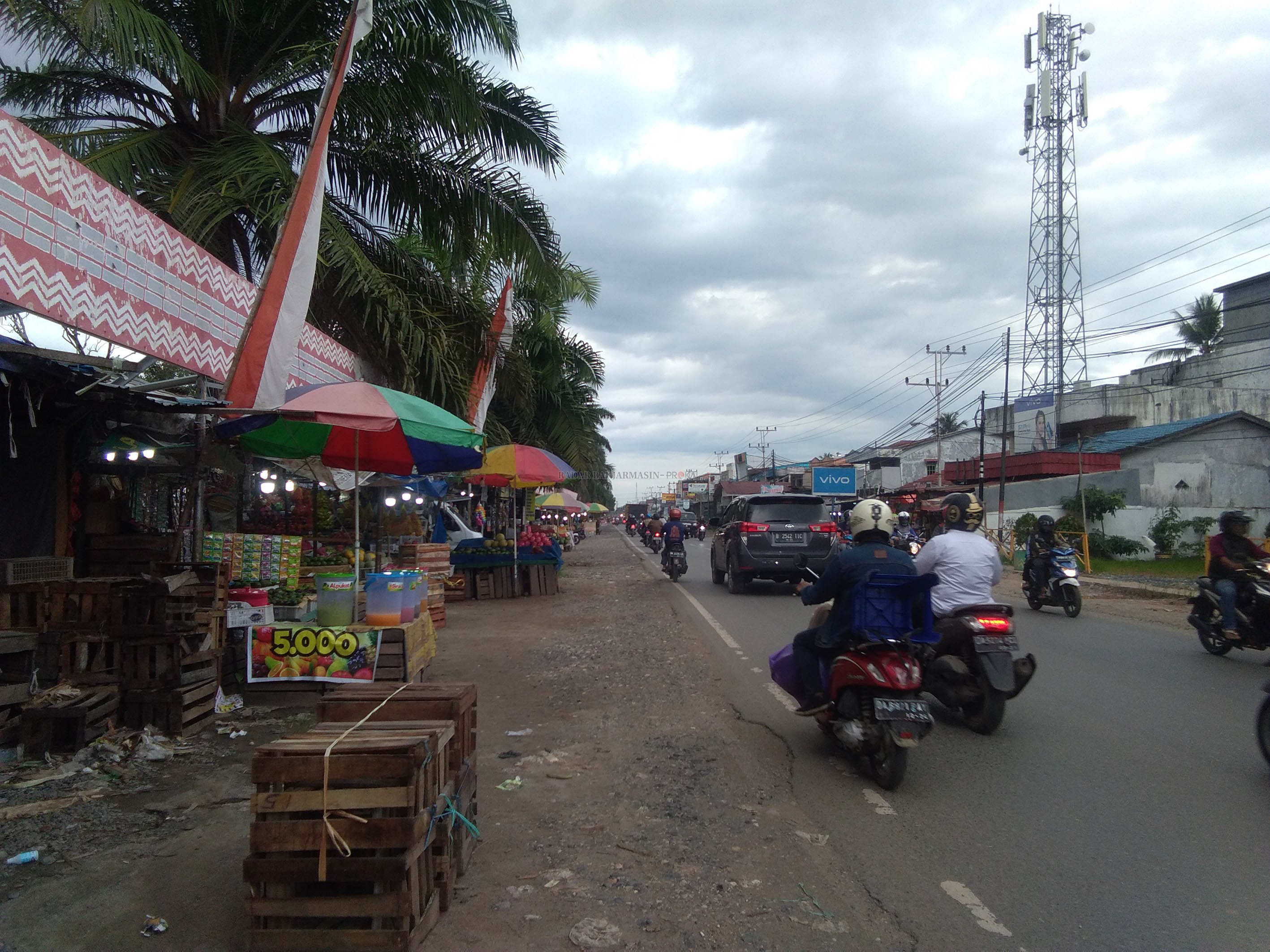 PELEBARAN: Kawasan Handil Bakti akan dilebarkan dalam waktu dekat menjadi 4 lajur. Rencananya para PKL yang berada di sepanjang kawasan Handil Bakti akan direlokasi ke Pasar Terminal.