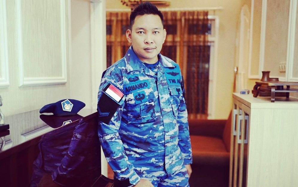 Muhammad Arman. Lebih beken dengan nama panggung Armando. Dikenal sebagai penyanyi, dia mendapat peluang emas. Diajak main dalam film