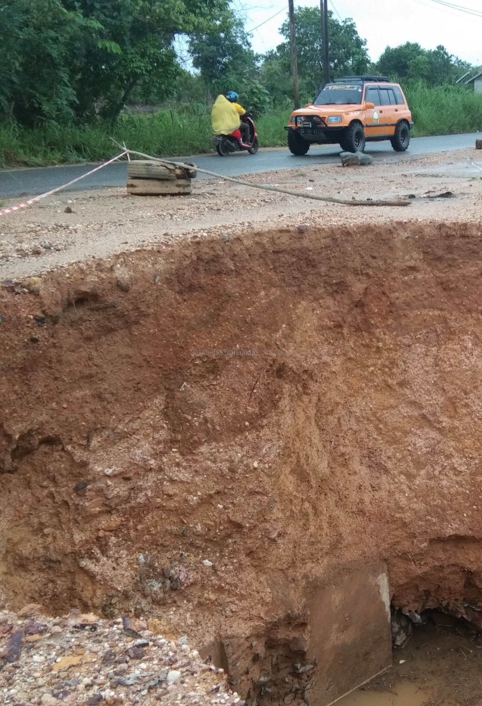 BERBAHAYA: Kondisi longsoran berbentuk lubang di Jalan Gunung Kupang, Cempaka, kemarin. Pengguna jalan perlu berhati-hati supaya tidak jatuh. | FOTO: SUTRISNO/RADAR BANJARMASIN