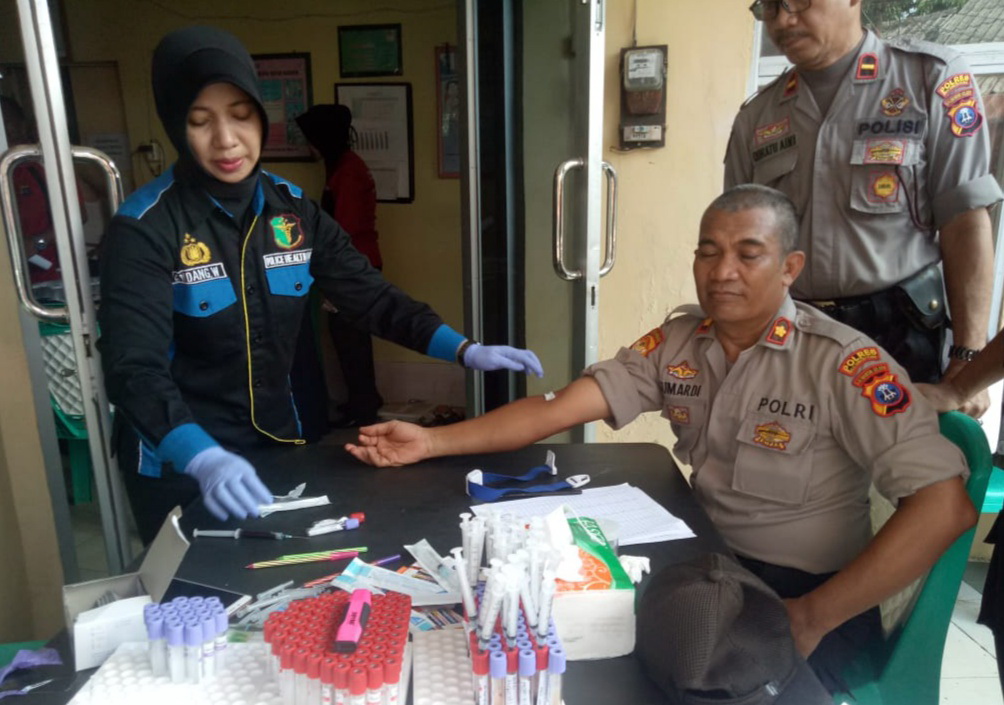 FOKUS: Tim Dokkes saat melakukan pemeriksaan pada anggota Polres HSU, mulai jenjang perwira, bintara hingga ASN. | Foto: Polres HSU untuk Radar Banjarmasin