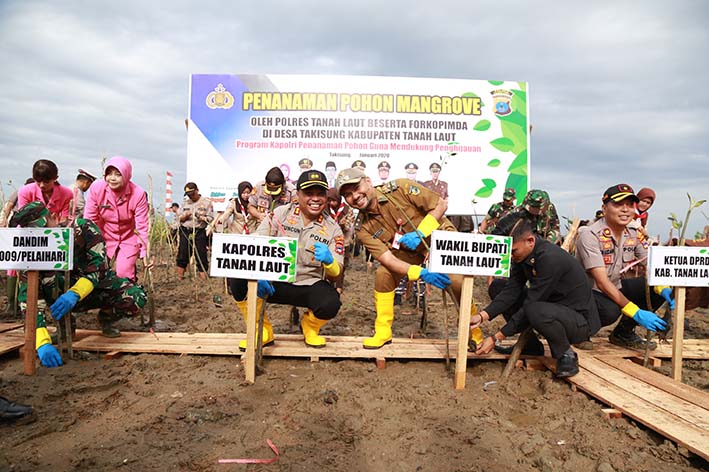 MANGROVE: Wakil Bupati Tala Abdi Rahman bersama Kapolres Tala AKBP Cuncun Kurniadi melakukan tanam pohon mangrove di Pantai Desa Takisung.