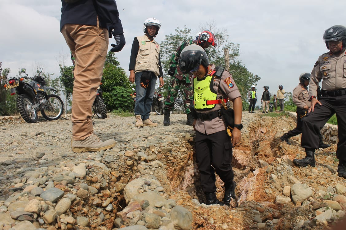 Saat memantau titik rawan banjir di Tapin. Tim penanggulangan bencana berhenti di jalan ambruk yang ada di Dusun Tayyibah Desa Banua Halat Kanan. Foto by Rasidi Fadli