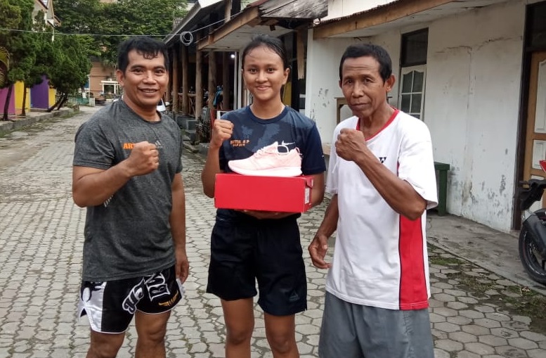 WARNA FAVORIT: Petinju PPLP Kalsel, Adelya dapat hadiah sepatu sport putih dari pelatihnya, Slamet Riyadi. Hadiah tersebut sebagai apresiasi Slamet atas pencapaian Adel meraih medali perak di Pra PON 2019 Bogor dan lolos ke PON XX 2020 Papua.