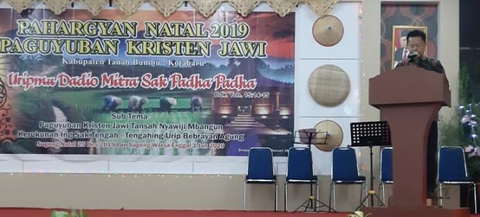 SAMBUTAN: Kepala BPKAD Tanbu Wim Mandau mewakili Pemkab Tanbu menyampaikan sambutan pada perayaan natal yang diselenggarakan oleh Paguyuban Kristen Jawa wilayah Kabupaten Tanah Bumbu dan Kabupaten Kotabaru di Aula Kodim 1022 Tanbu, Sabtu (11/1). (Foto Dis