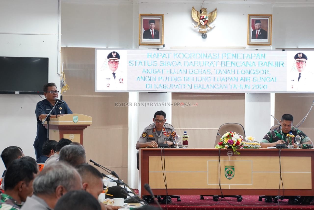 ARAHAN : Bupati Balangan Ansharuddin (kiri) saat memberikan arahan pada Rakor penetapan status siaga darurat bencana. | Foto: Wahyudi/Radar Banjarmasin