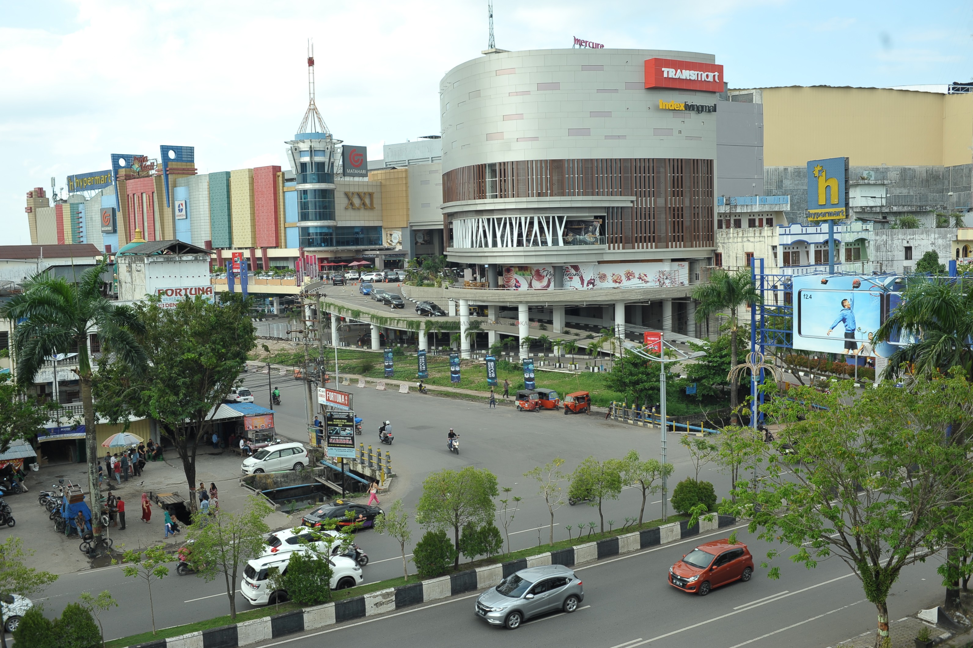 TENGGAT WAKTU: Duta Mall sedang membangun gedung parkir baru. Jadi masalah karena belum mengantongi IMB. Pemko dan DPRD sepakat memberi tenggat waktu sebulan untuk membereskannya. | DOKUMEN RADAR BANJARMASIN