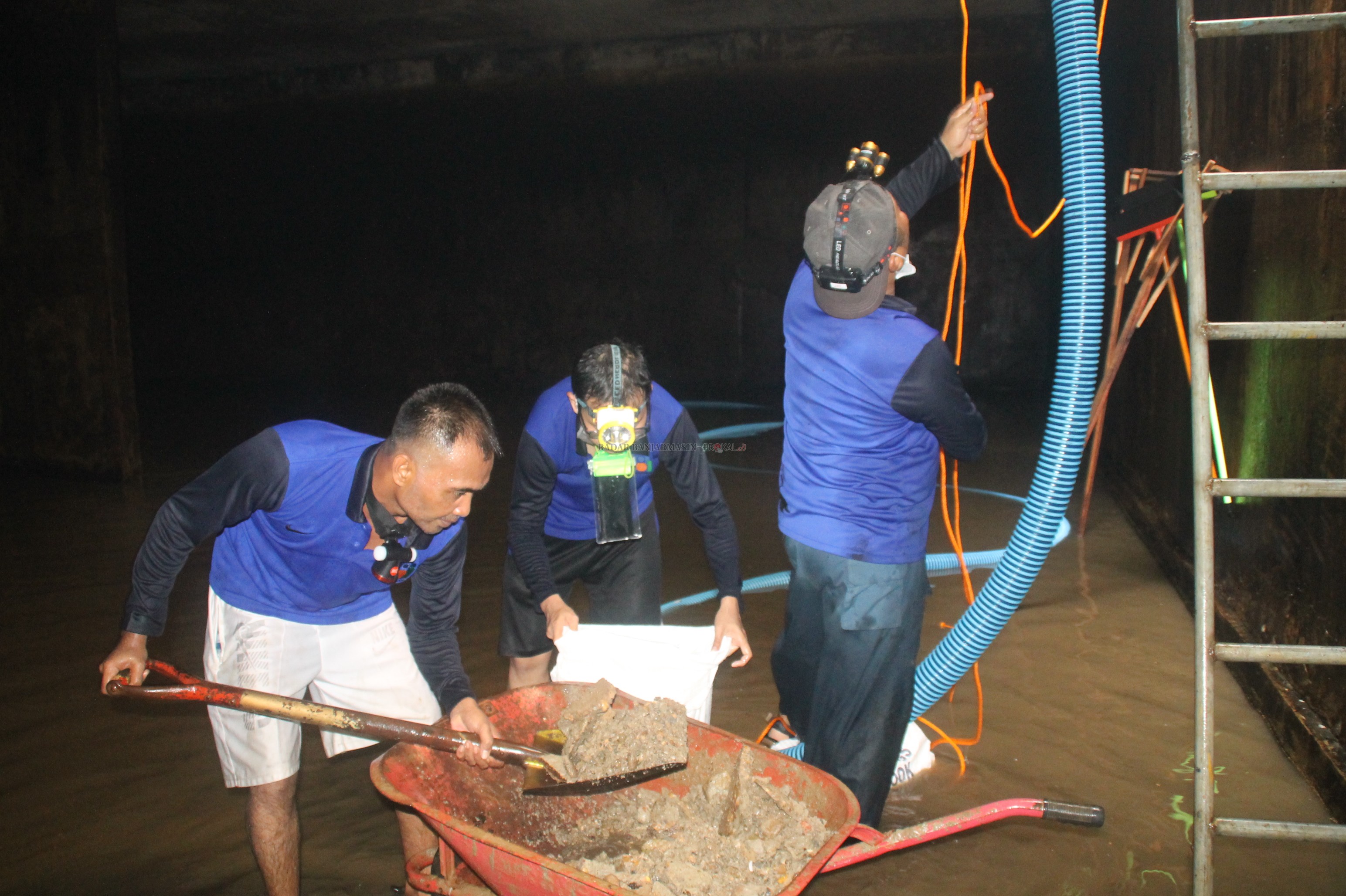 JADI LUMPUR: Lumpur dikeruk dan dibuang. Sisa pengurasan dari reservoir IPA Pramuka milik PDAM Bandarmasih. | FOTO: NOORHIDAYAT/RADAR BANJARMASIN