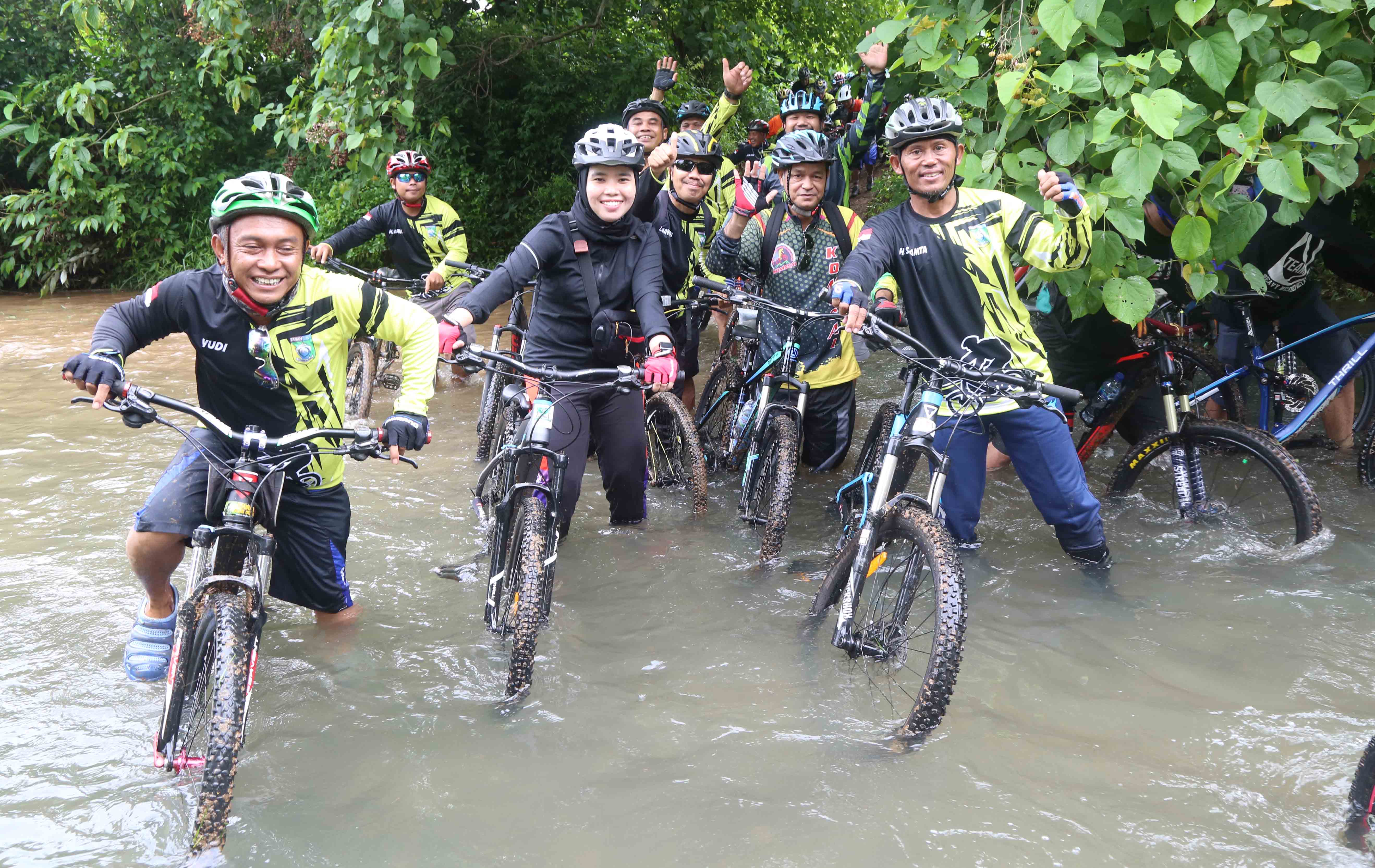 TURUT SERTA: Bupati Tala Sukamta (kanan) turut serta mengikuti gowes bersema Balatupan Part 4.