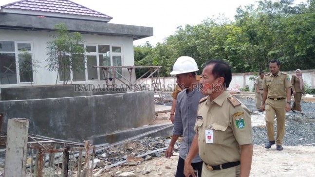 KUNJUNGAN LOKASI: Asisten Perekonomian dan Pembangunan Setda Tanah Bumbu, Suhartoyo berkunjung ke lokasi pembangunan Puskesmas Rawat Inap Sebamban II Desa Karang Indah Kecamatan Angsana untuk melihat progres pembangunan puskesmas plus tersebut. (Foto Kary